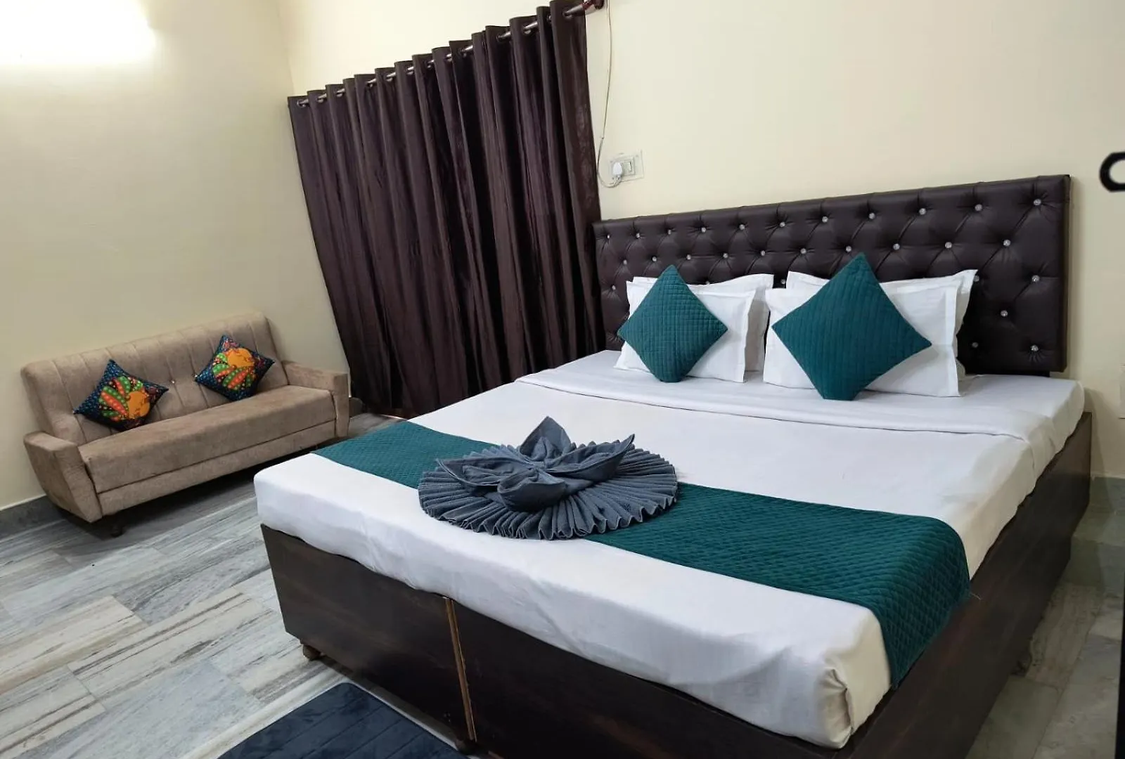 Hotel Kashi Paradise 300 Mtr Walking From Kashi Vishwanath Temple 瓦拉纳西