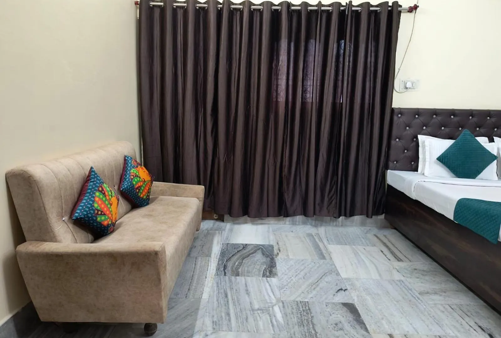 Hotel Kashi Paradise 300 Mtr Walking From Kashi Vishwanath Temple 瓦拉纳西 3*,  印度