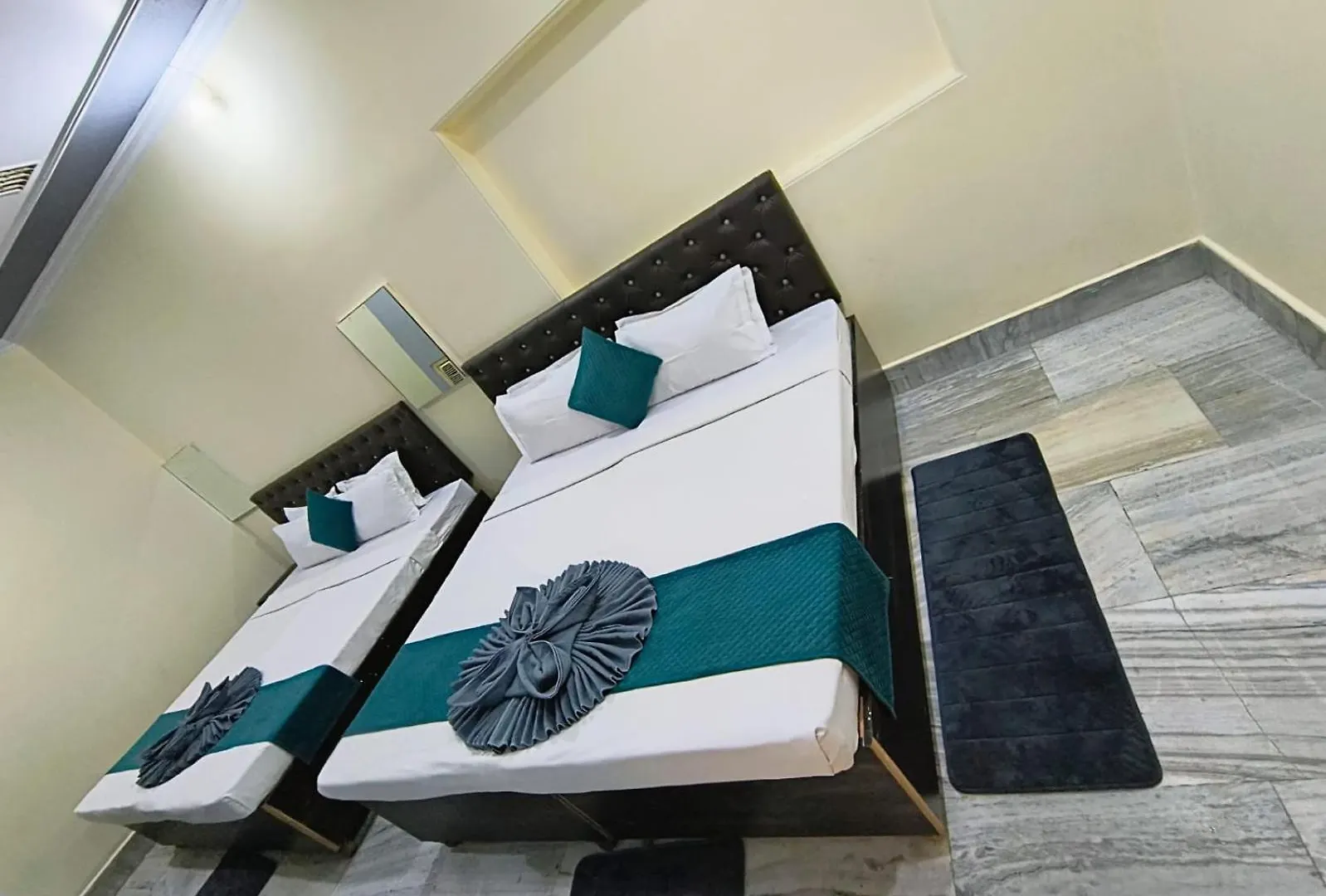 Hotel Kashi Paradise 300 Mtr Walking From Kashi Vishwanath Temple 瓦拉纳西