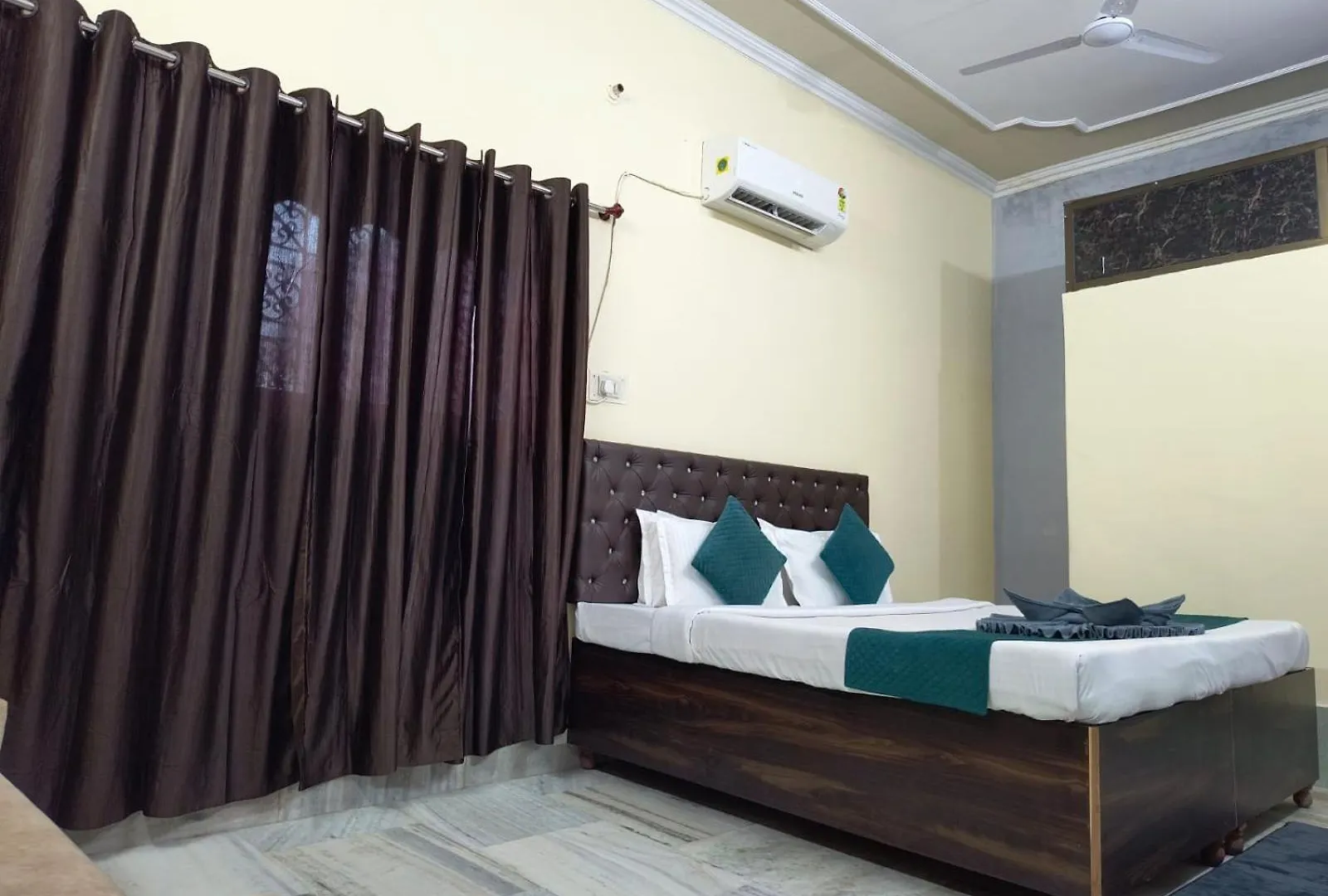 ורנאסי Hotel Kashi Paradise 300 Mtr Walking From Kashi Vishwanath Temple
